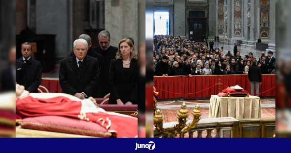 Les fidèles catholiques rendent hommage à Benoît XVI exposé à la basilique Saint-Pierre au Vatican