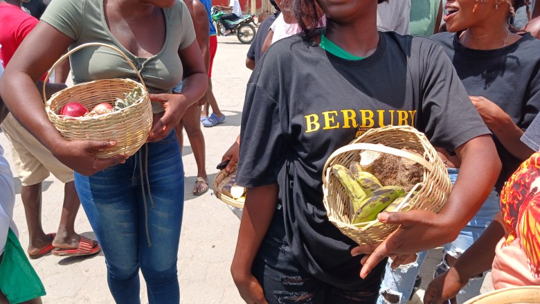 Women carry baskets of fruits and vegetables in Ouanaminthe during Agriculture and Labor Day on May 1, 2025. Photo by Edxon Francisque / The Haitian Times.