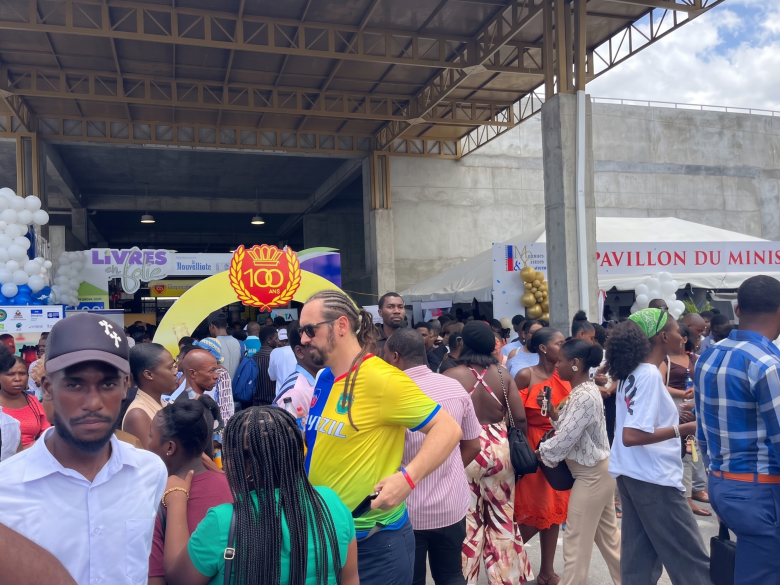 People gather in the courtyard of the El Rancho Hotel, just a few minutes away from the book exhibition stands and author signing sessions at the 32nd edition of Livres en Folie in Pétion-Ville on Thursday, June 4, 2026. Photo by Juhakenson Blaise / The Haitian Times