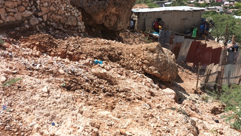 A partial view of the underside of Mount Bientac, where residents are exposed to landslides and rolling rocks, as seen on Wednesday, Sept. 2, 2026. Photo by Onès Joseph for The Haitian Time
